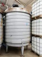 Реактор 2 м3 с водяной рубашкой, мотор-редуктором и лопастной мешалкой, б/у