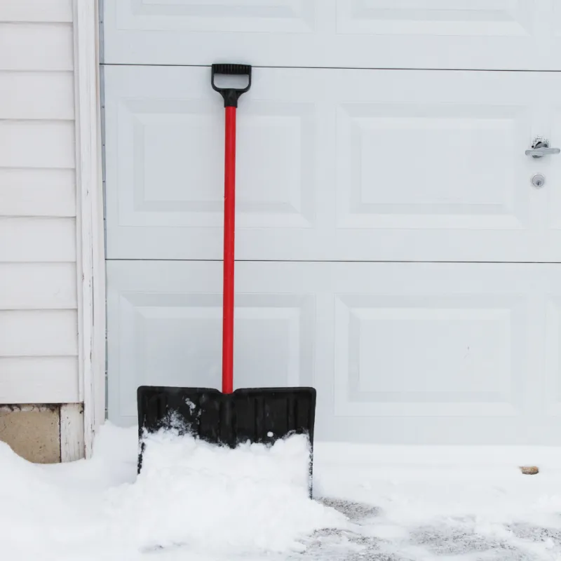 Снеговые лопаты: надежные инструменты для зимнего периода
