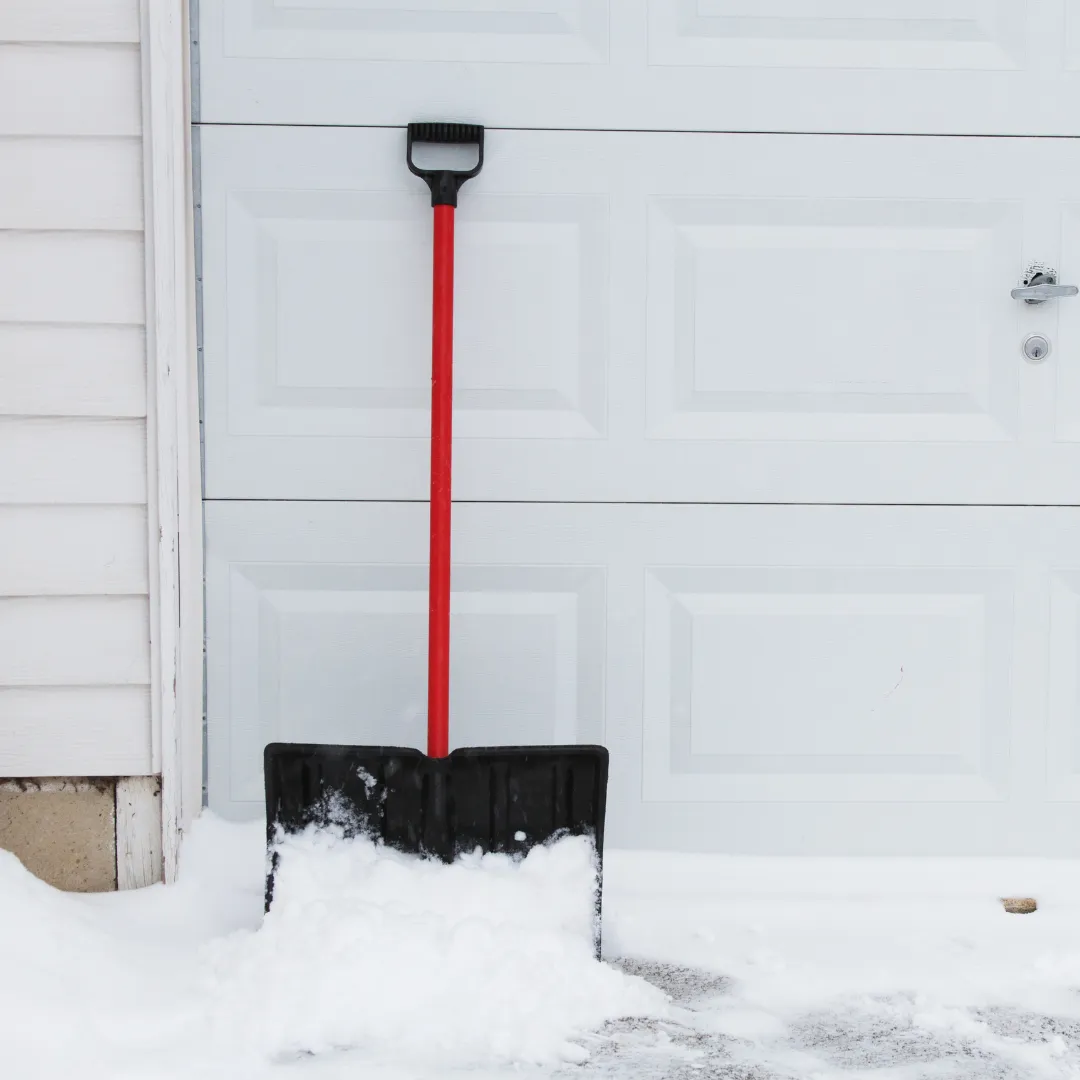 Снеговые лопаты: надежные инструменты для зимнего периода Снеговые лопаты: надежные инструменты для зимнего периода